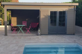 « J’ai choisi du bois composite pour mon pool house, un abri de piscine avec auvent »