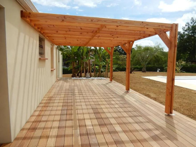 Abri terrasse en bois : un toit en kit pour équiper son jardin !
