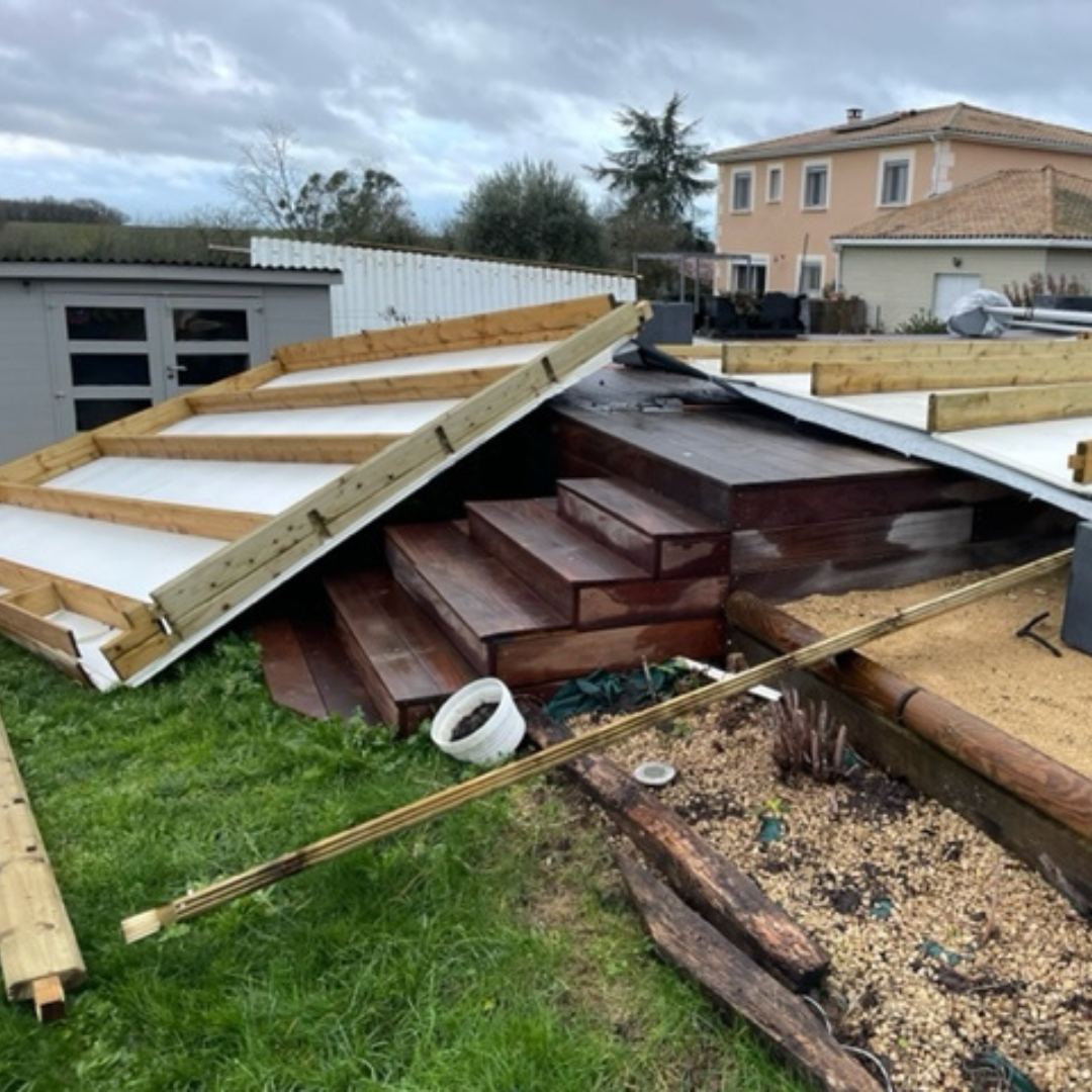 abri avec auvent arraché durant la tempête Ciaran