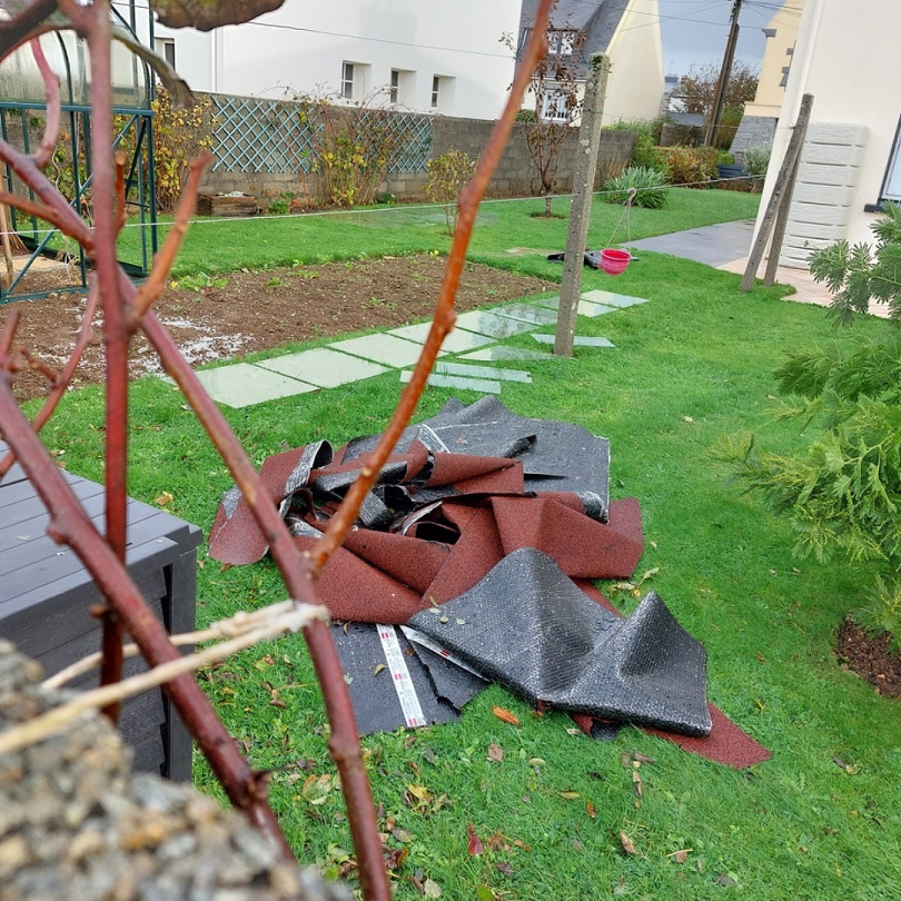 le rouleau de feutre bitumé arraché par la tempête