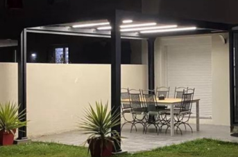 une pergola bioclimatique électrique avec élcairage