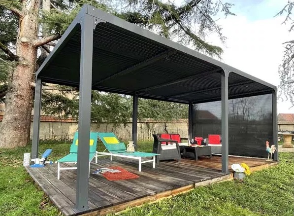 abri terrasse autportant avec couverture bioclimatique, en aluminium