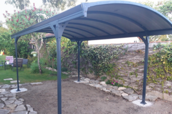 Réalisation : un carport métallique en alu pour couvrir une allée