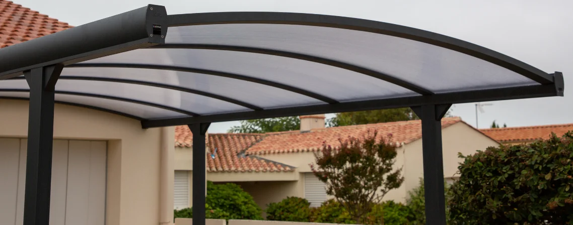 Emplacement carport : faut-il faire comme ce client et installer son abri voiture... près du portail ?