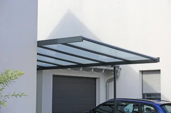 Emplacement carport : faut-il faire comme ce client et installer son abri voiture… près du portail ?