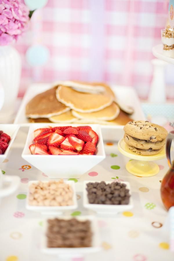 Petit-déjeuner pour enfants avec des pancakes