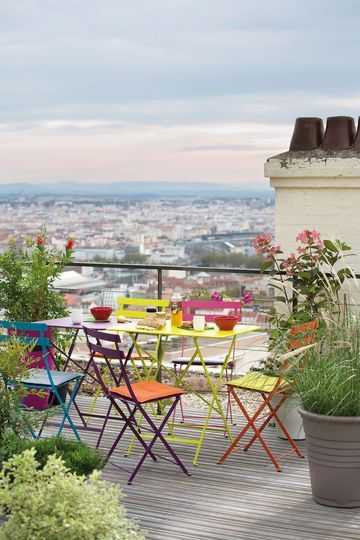 Tables et chaises de jardin en métal de différents coloris 