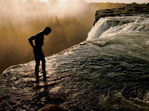 Piscine du Diable aux Chutes Victoria à 100m de hauteur 