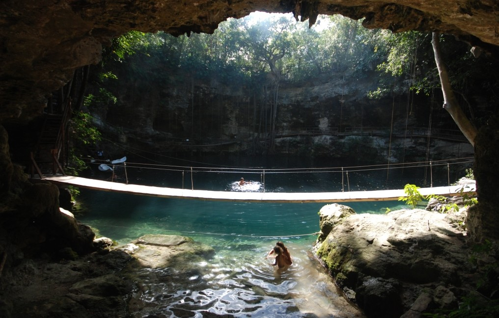 Grotte et bassin naturel avec la cénote au Mexique