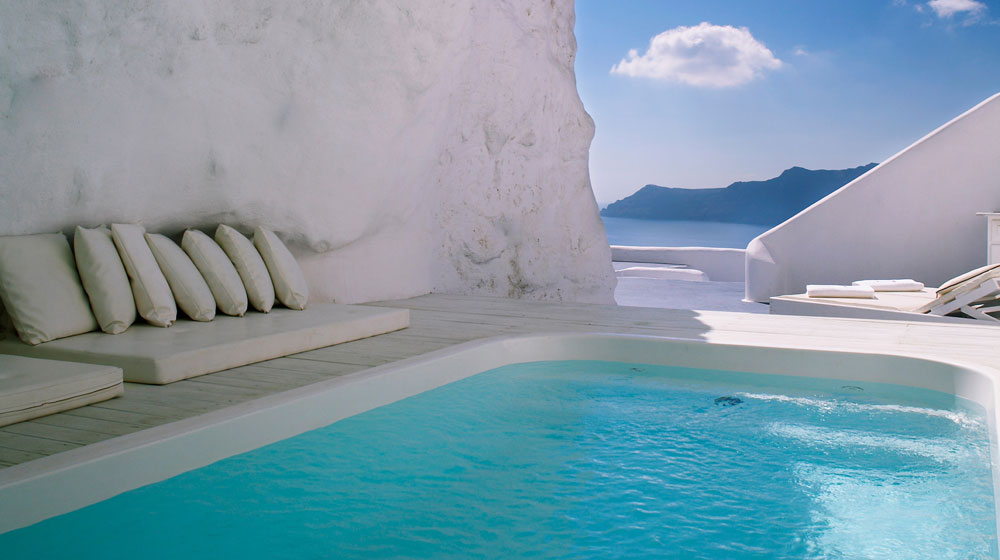 Vue époustouflante depuis la piscine grotte sur l'île de Santorin