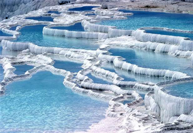 Pamukkale et ses bassins naturels dans les roches calcaires