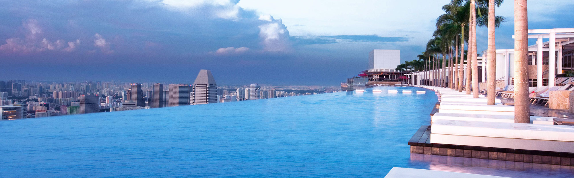 Piscine la plus longue du monde construit par l'hôtel Marina Bay Sands à Singapour 