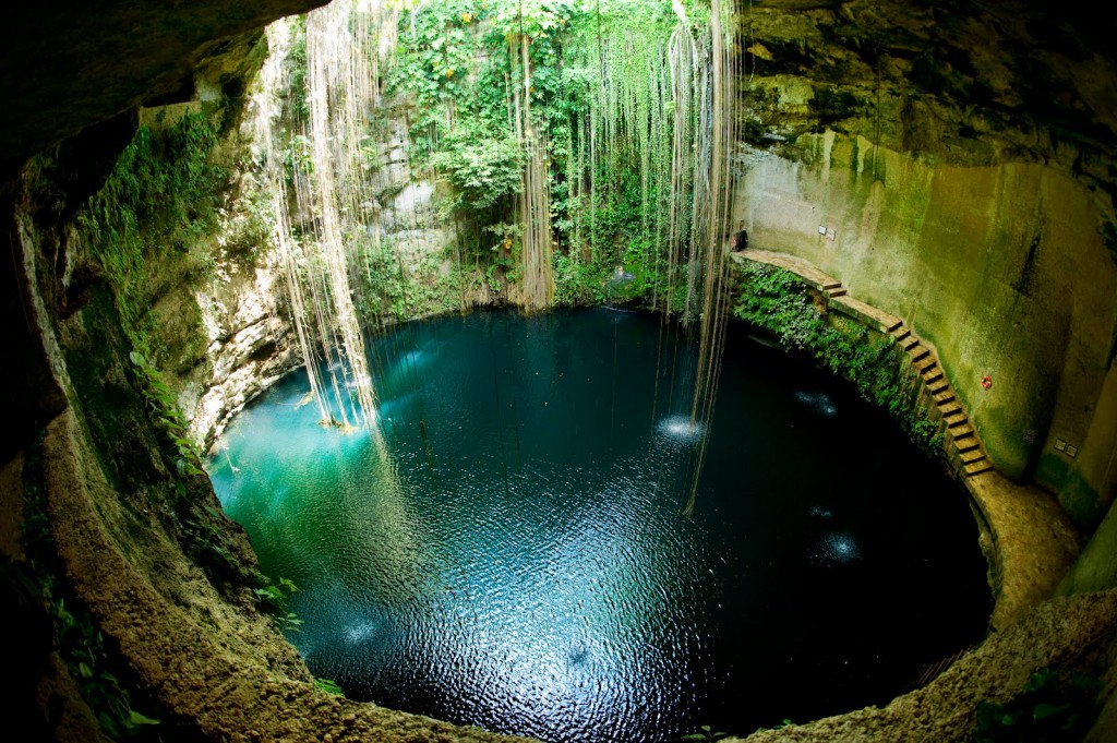 Grotte profonde à l'eau turquoise au Mexique