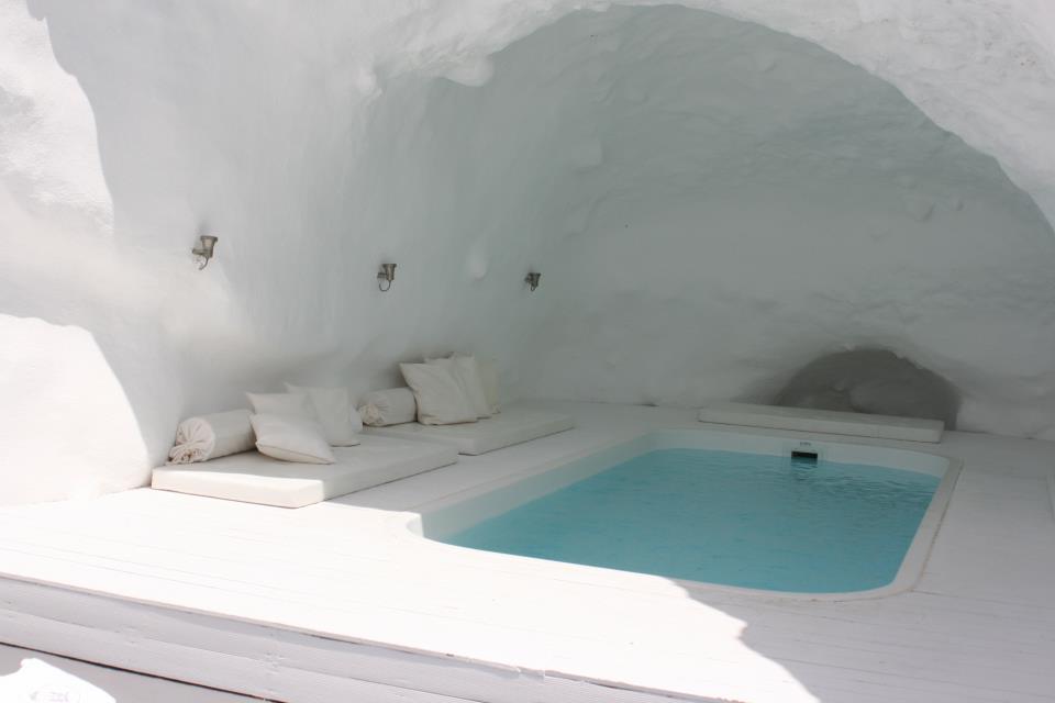 Piscine creusée dans la roche à Santorin