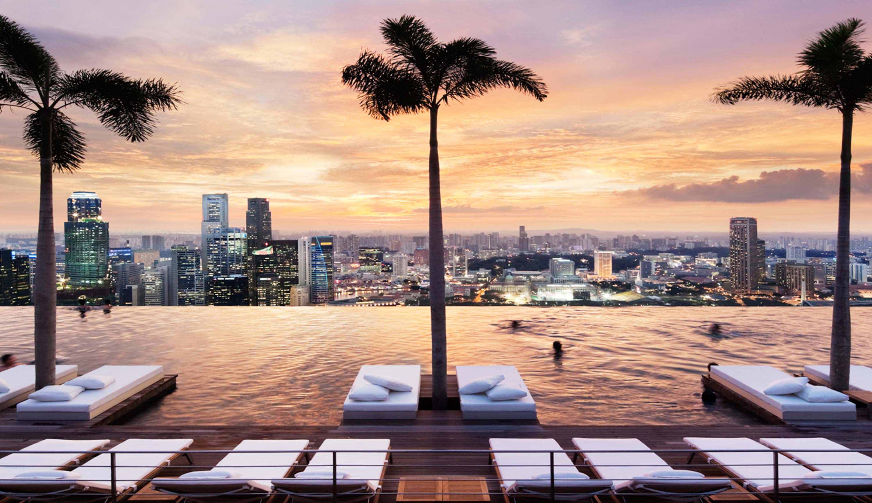 Vue époustouflante sur Singapour depuis la piscine d'un hôtel de luxe