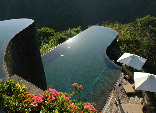 Piscine à débordement en pleine nature indonésienne