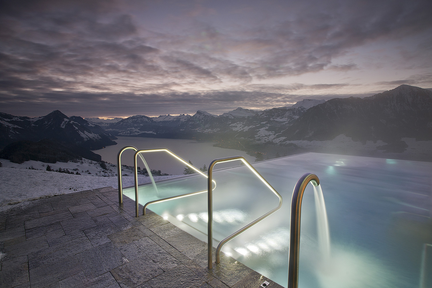 Piscine en hiver avec neige pour hôtel Villa Honegg en Suisse