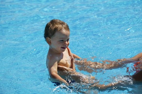 Cours de bébé nageur pour plus de sécurité dans l'eau 