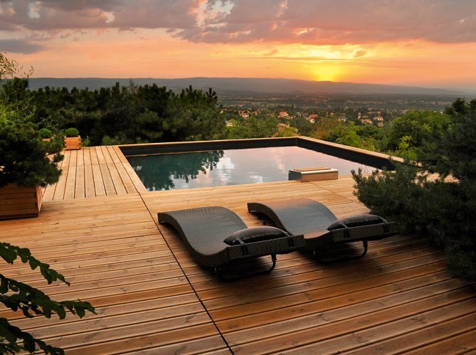 Piscine semi enterrée avec terrasse en bois 