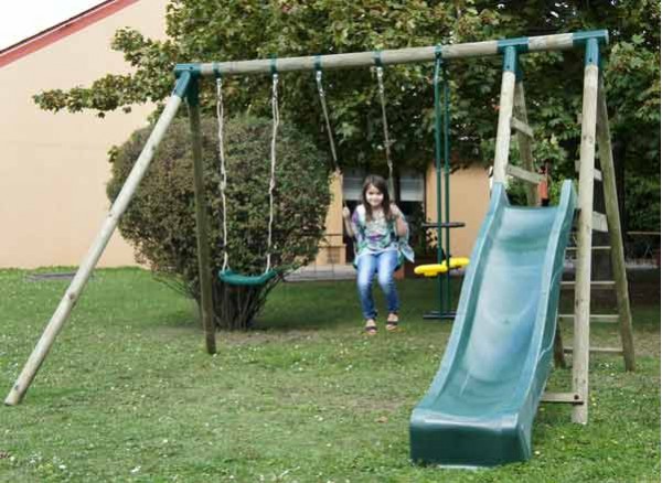 Balançoire et toboggan pour enfants 